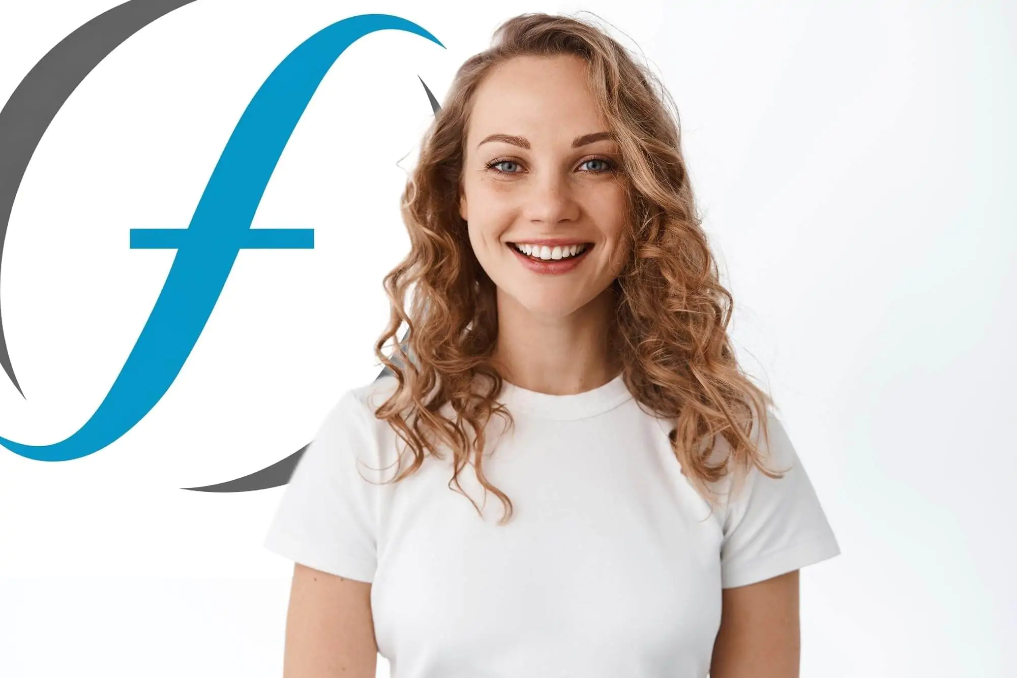 Mulher sorridente em destaque no banner da clínica Ferdinand Odontologia, referência de dentista na Tijuca, Rio de Janeiro