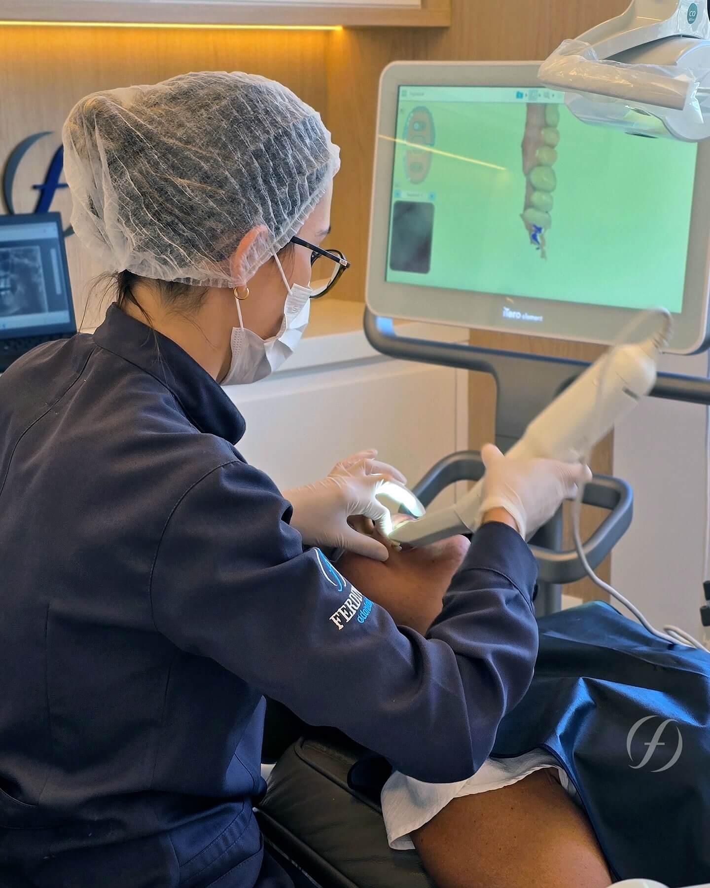 Dra. Giselle Ferdinand realizando escaneamento intraoral digital com scanner iTero em paciente na clínica Ferdinand Odontologia, na Tijuca, Rio de Janeiro