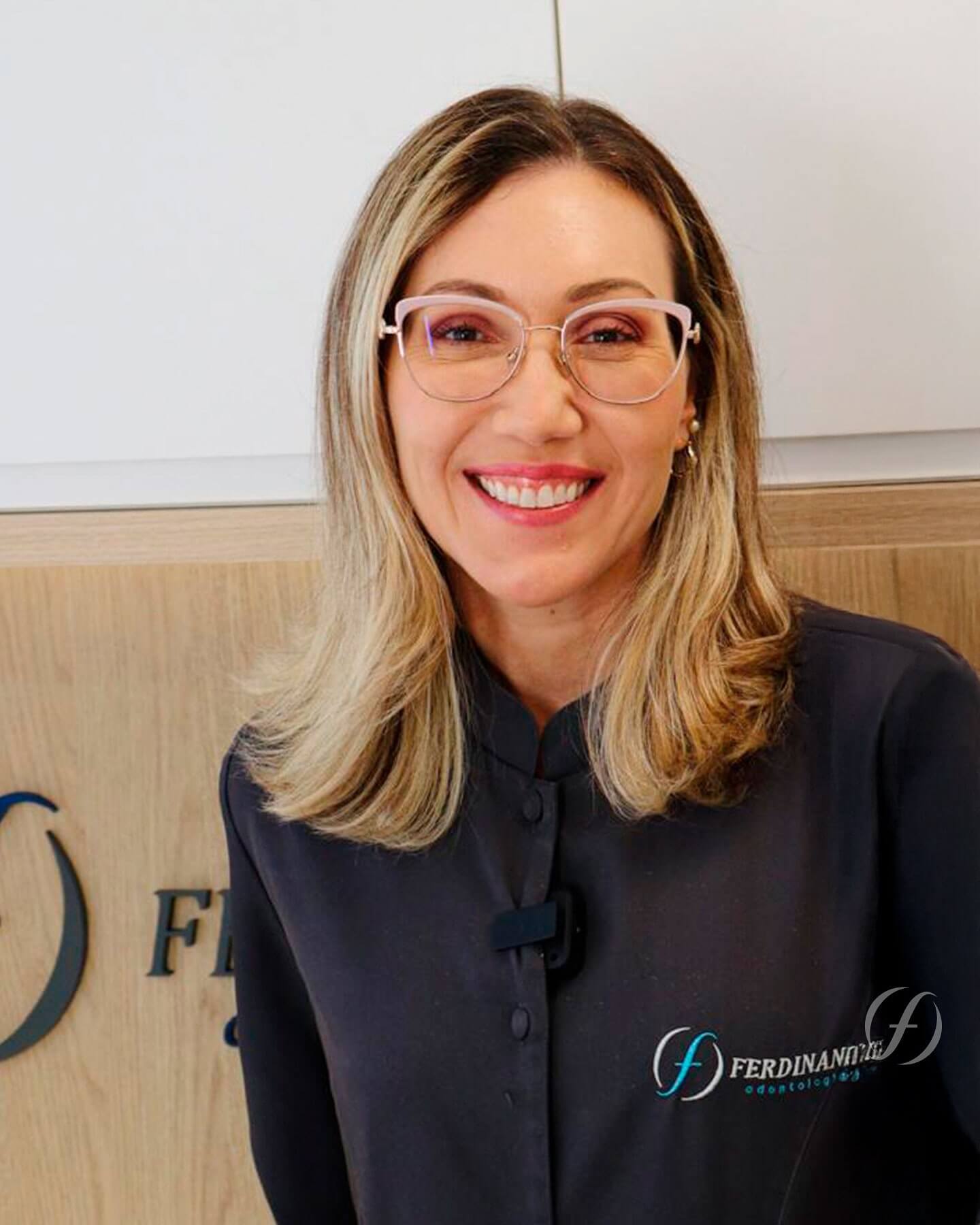 Retrato da Dra. Giselle Ferdinand, especialista em implante dentário e reabilitação oral na Ferdinand Odontologia, dentista na Tijuca