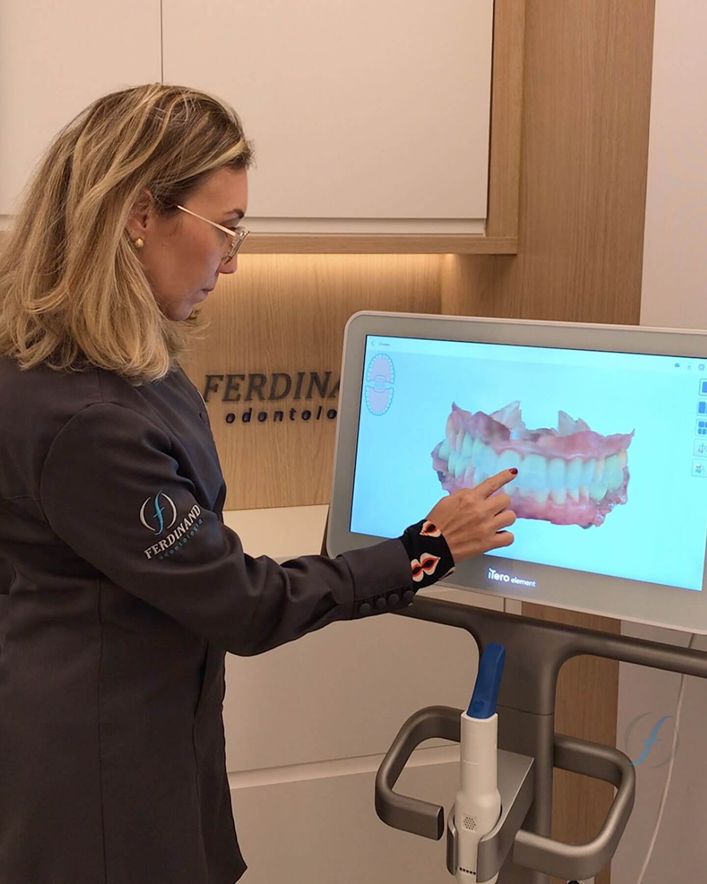 Dra. Giselle Ferdinand operando scanner digital iTero para planejamento 3D de tratamento odontológico na clínica Ferdinand Odontologia, na Tijuca, Rio de Janeiro
