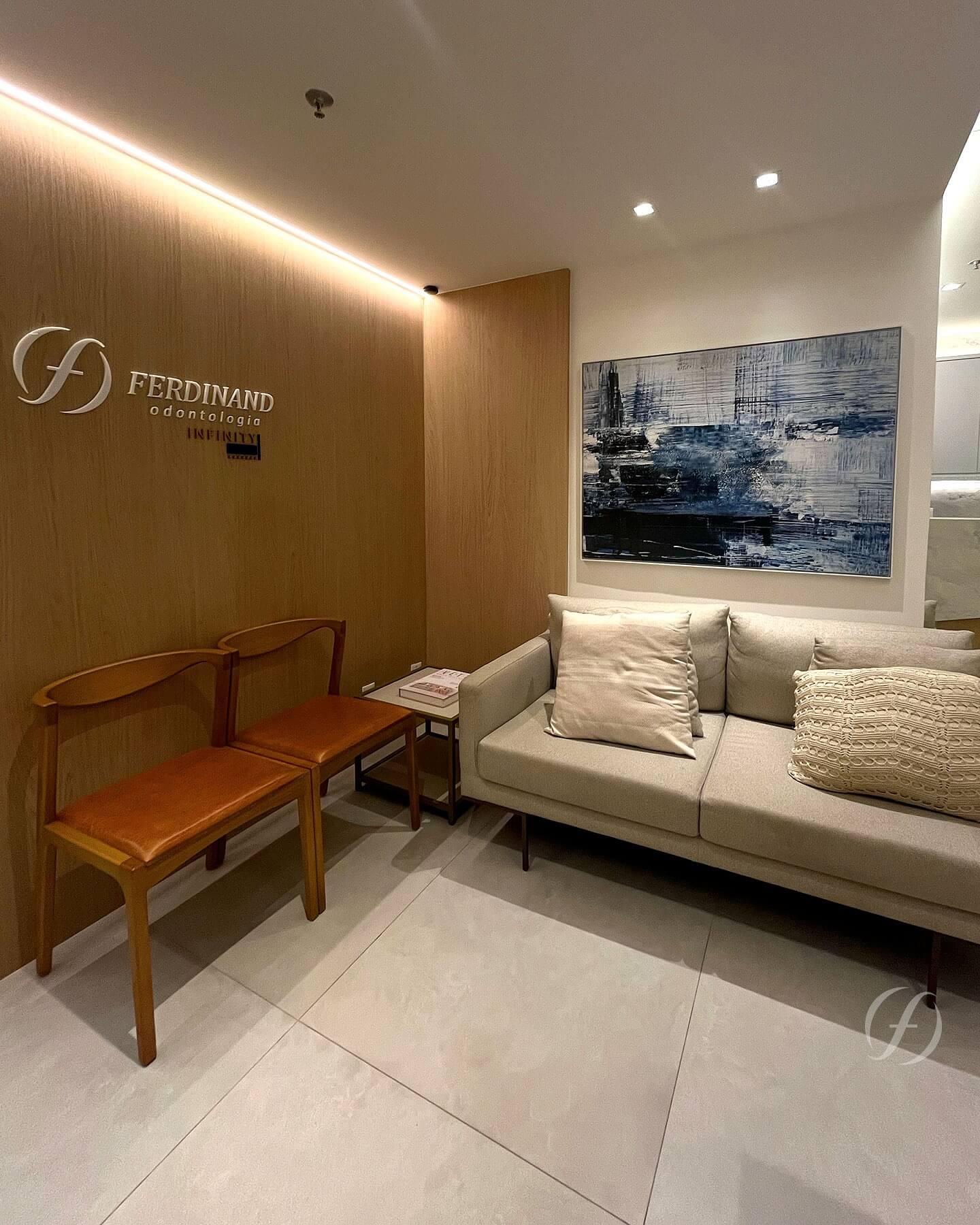 Sala de espera moderna e acolhedora da clínica Ferdinand Odontologia, sua opção de dentista na Tijuca, com decoração clean e ambiente confortável